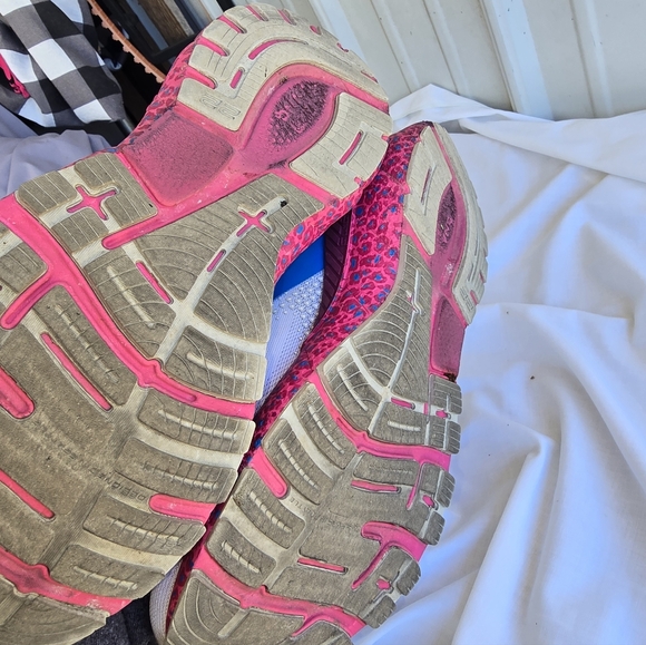 Brooks White and Pink Sneakers - Picture 6 of 6